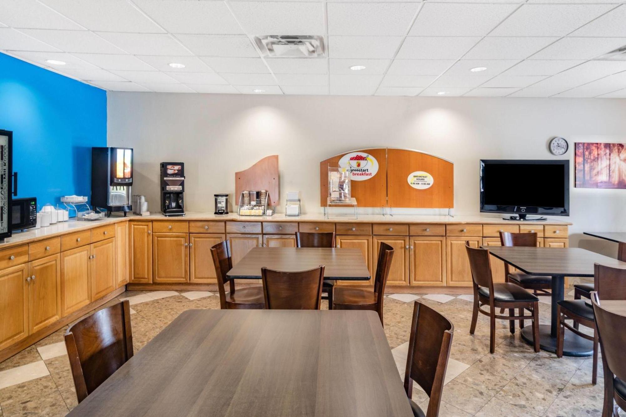 Super 8 By Wyndham Hotel