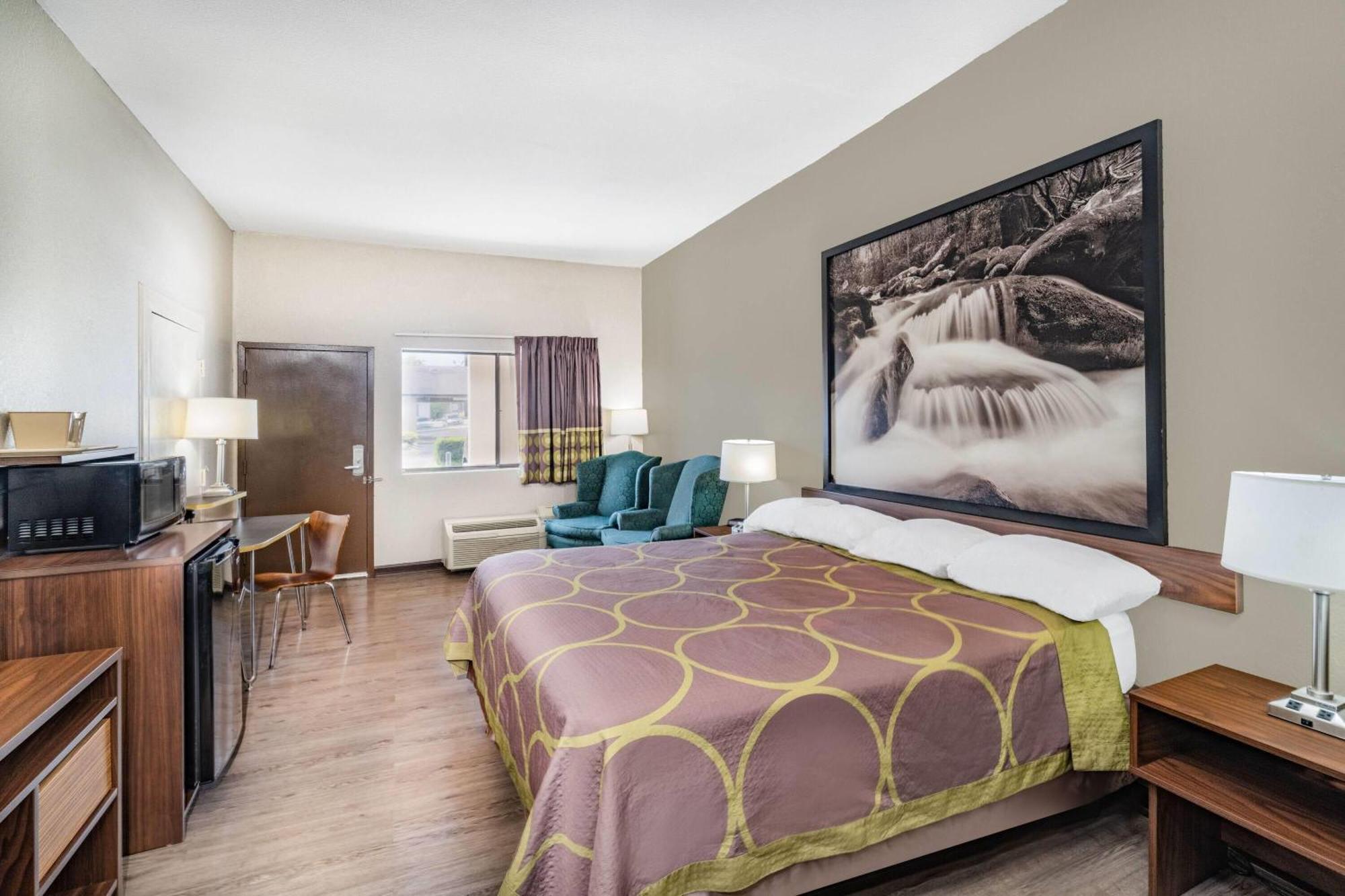 Super 8 By Wyndham Hotel